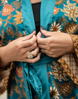 Ubud – Vert fleuri : Kimono long en soie