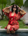 Lovina – Rouge fleuri : Kimono long en soie