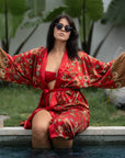 Lovina – Rouge fleuri : Kimono long en soie