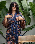 Sanur – Bleu fleuri : Kimono long en soie