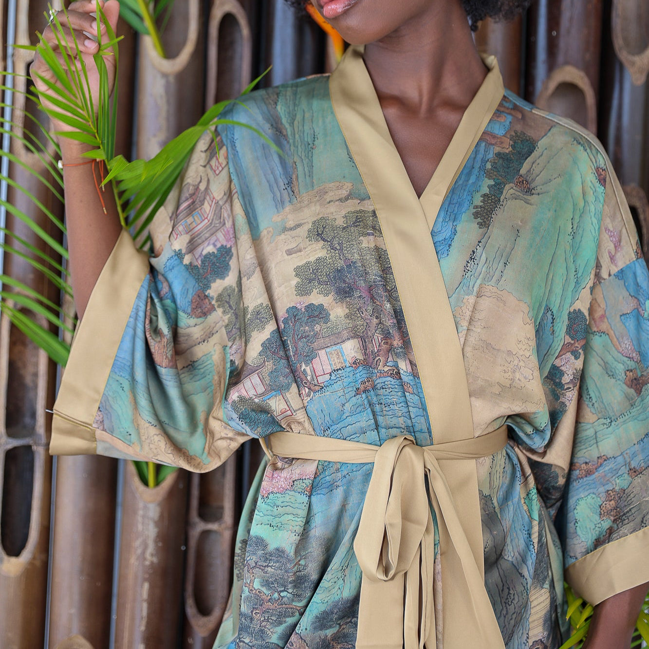 Angie - Rêve de Dunes : Kimono en satin, court et élégant