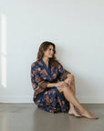 Sanur – Bleu fleuri : Kimono mi-long en soie