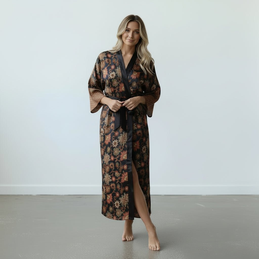 Agung – Noir fleuri : Kimono long en soie - Amboria