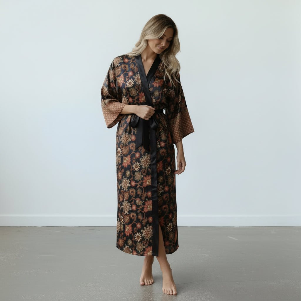 Agung – Noir fleuri : Kimono long en soie - Amboria