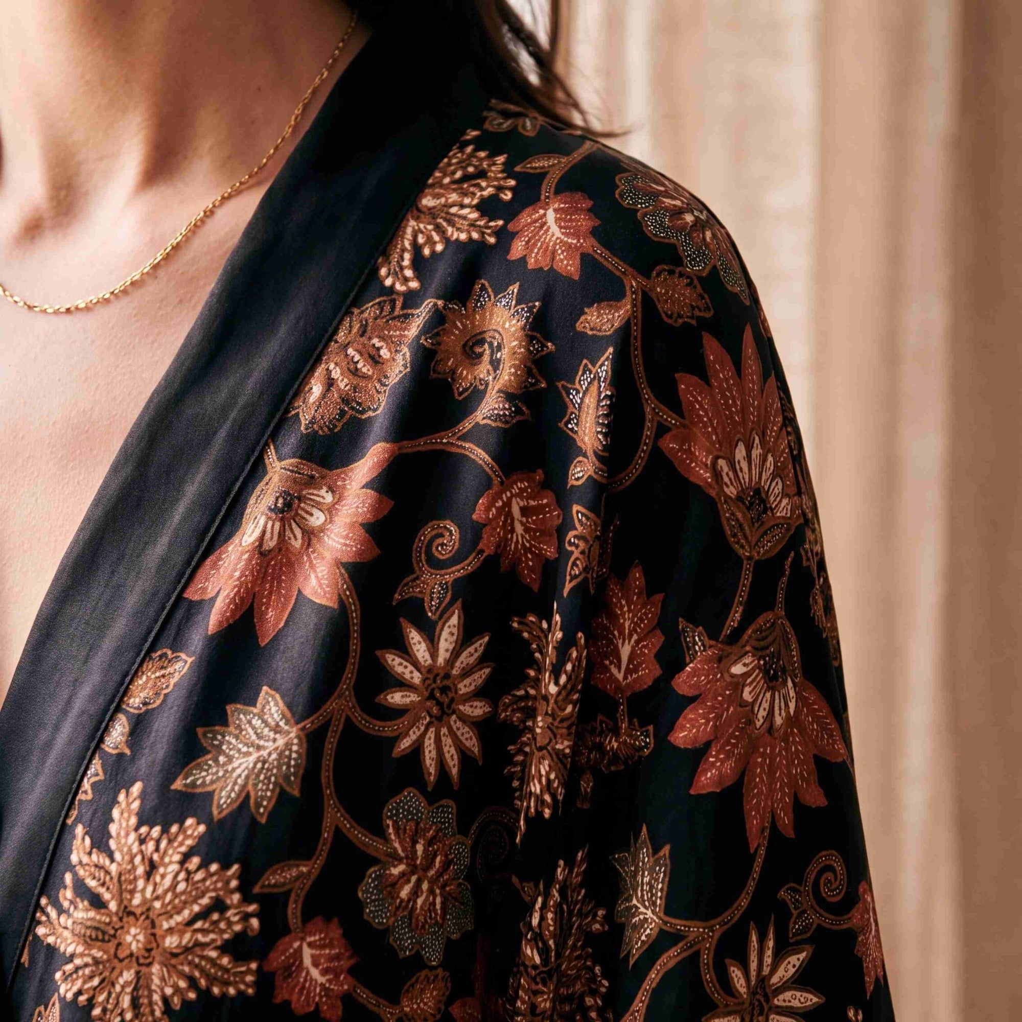 Agung – Noir fleuri : Kimono long en soie - Amboria
