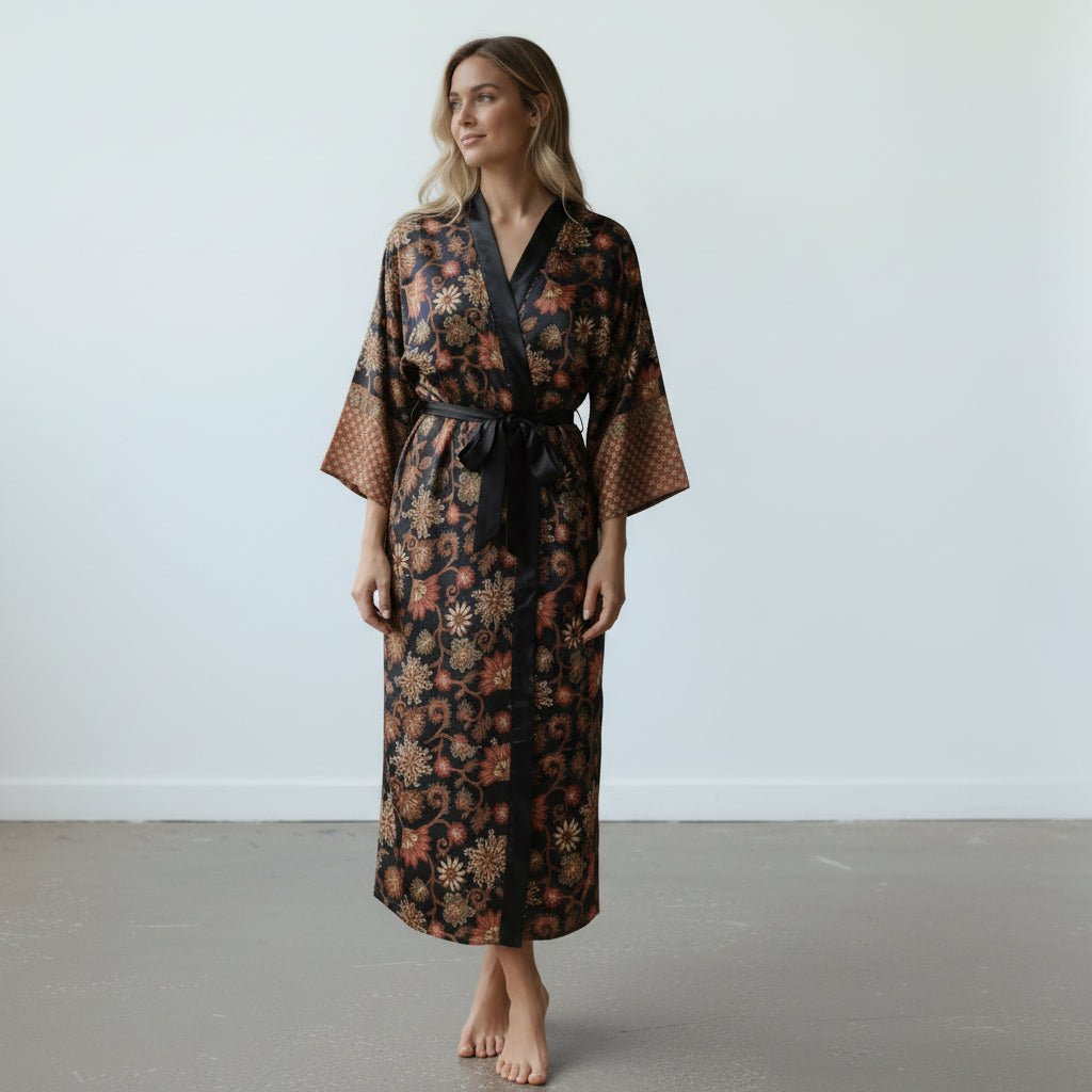 Agung – Noir fleuri : Kimono long en soie - Amboria