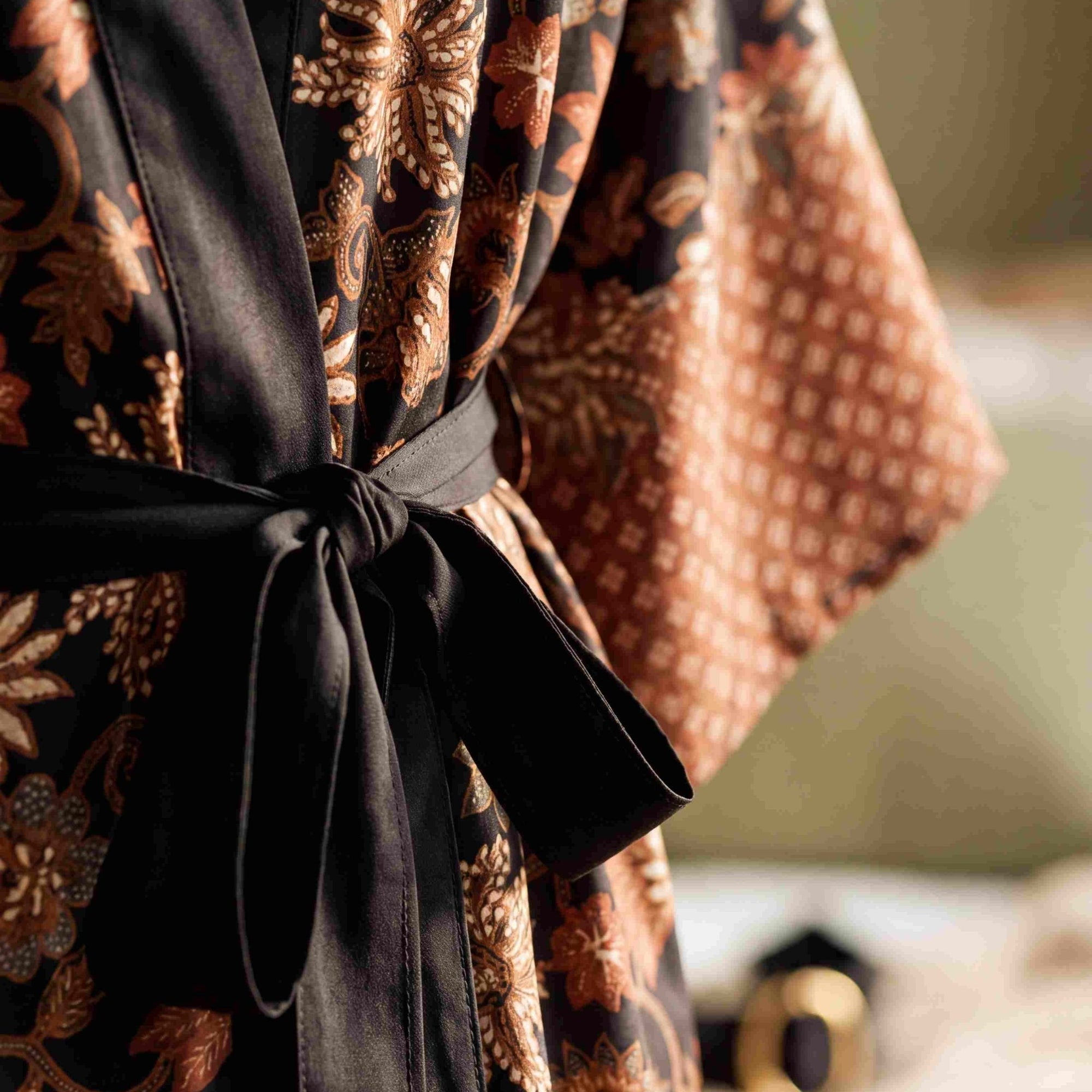 Agung – Noir fleuri : Kimono mi-long en soie - Amboria