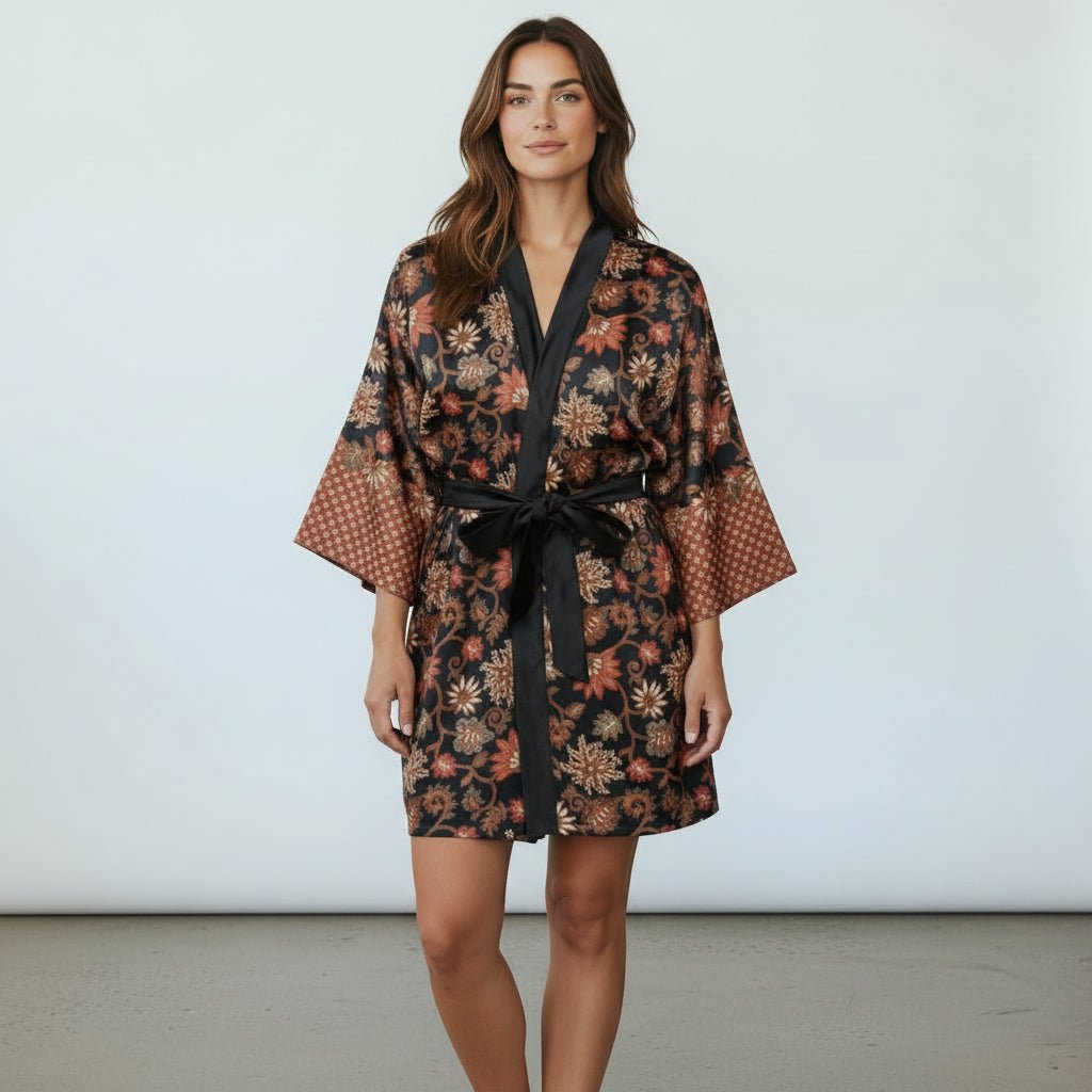 Agung – Noir fleuri : Kimono mi - long en soie - Amboria