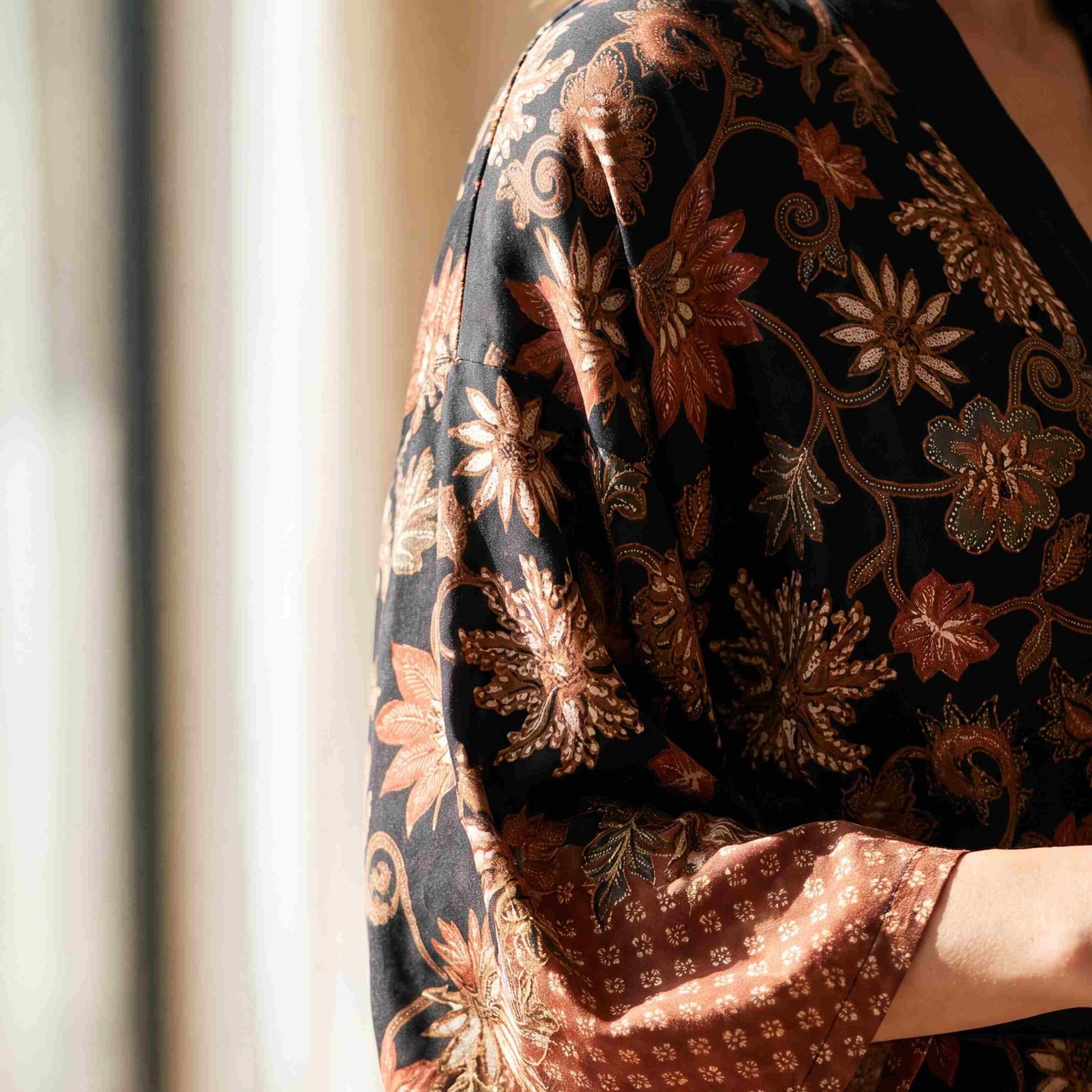 Agung – Noir fleuri : Kimono mi-long en soie - Amboria