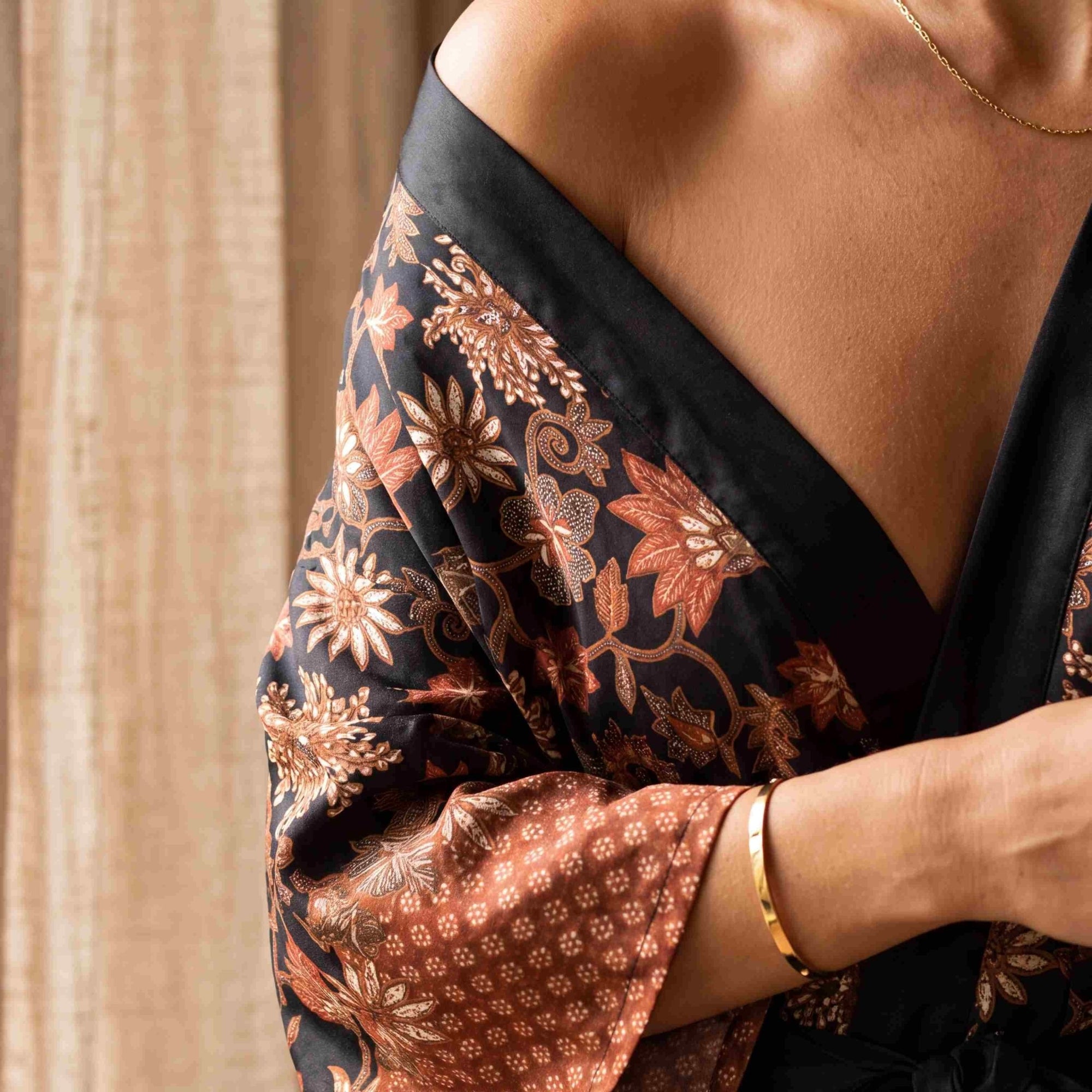 Agung – Noir fleuri : Kimono mi-long en soie - Amboria