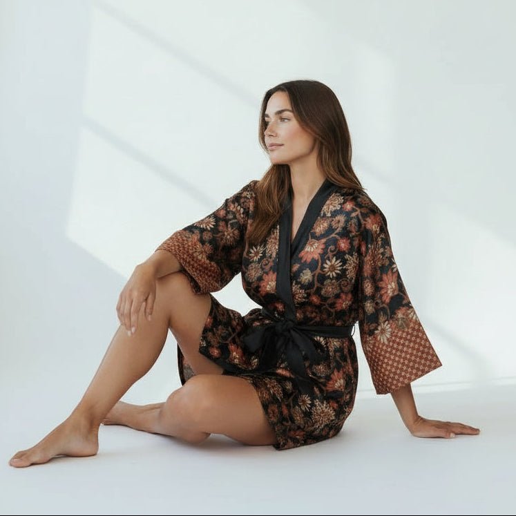 Agung – Noir fleuri : Kimono mi - long en soie - Amboria