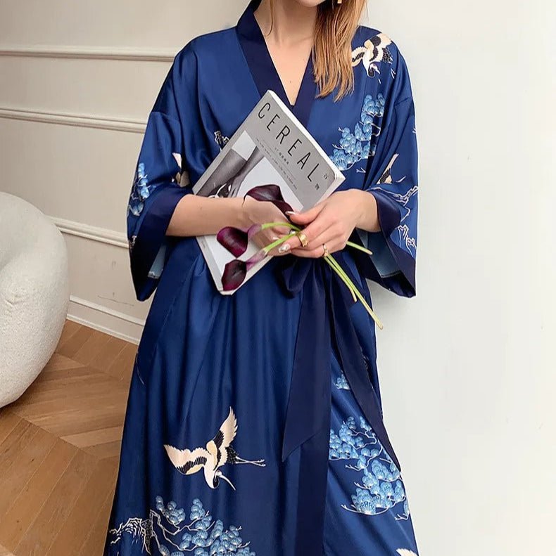 Amaya – Bleu intense : Kimono long de nuit en satin, confort et élégance - Amboria