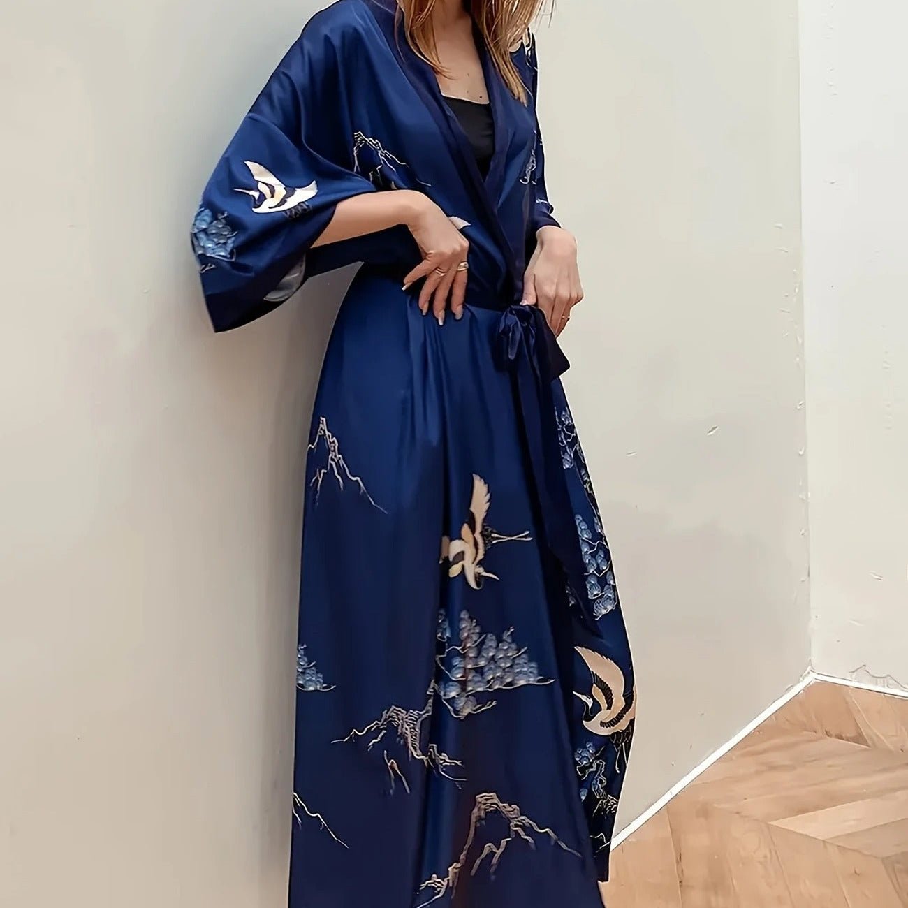 Amaya – Bleu intense : Kimono long de nuit en satin, confort et élégance - Amboria