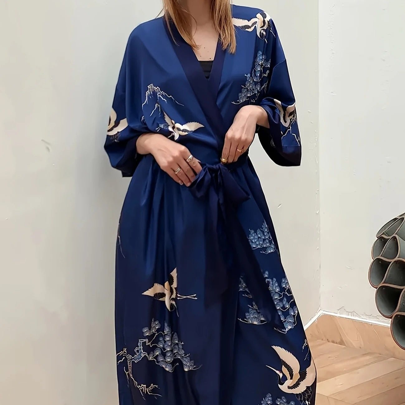 Amaya – Bleu intense : Kimono long de nuit en satin, confort et élégance - Amboria