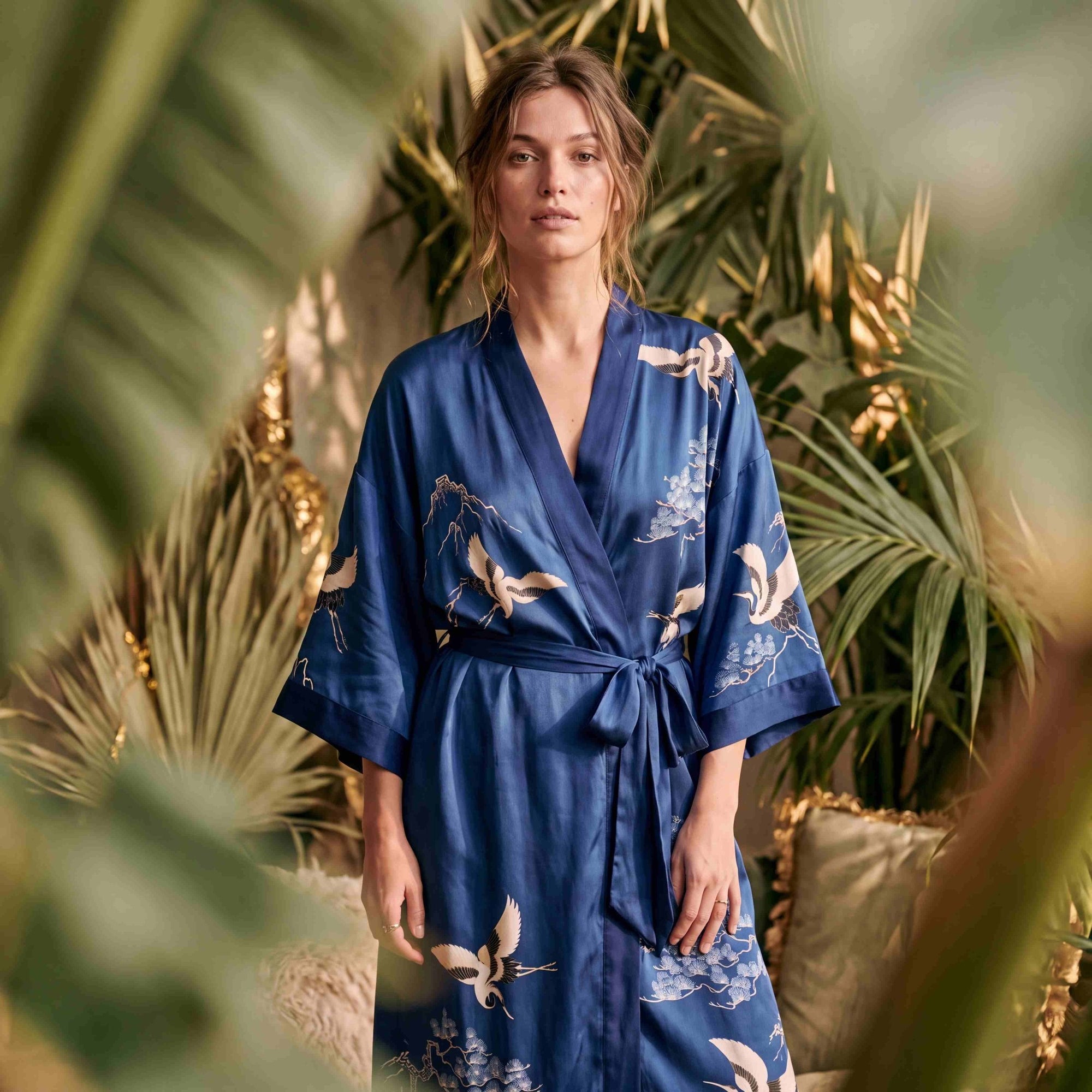 Amaya – Bleu intense : Kimono long de nuit en satin, confort et élégance - Amboria