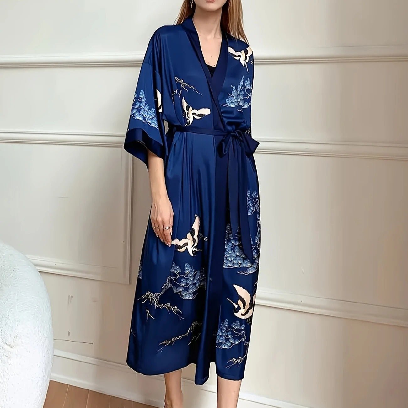 Amaya – Bleu intense : Kimono long de nuit en satin, confort et élégance - Amboria