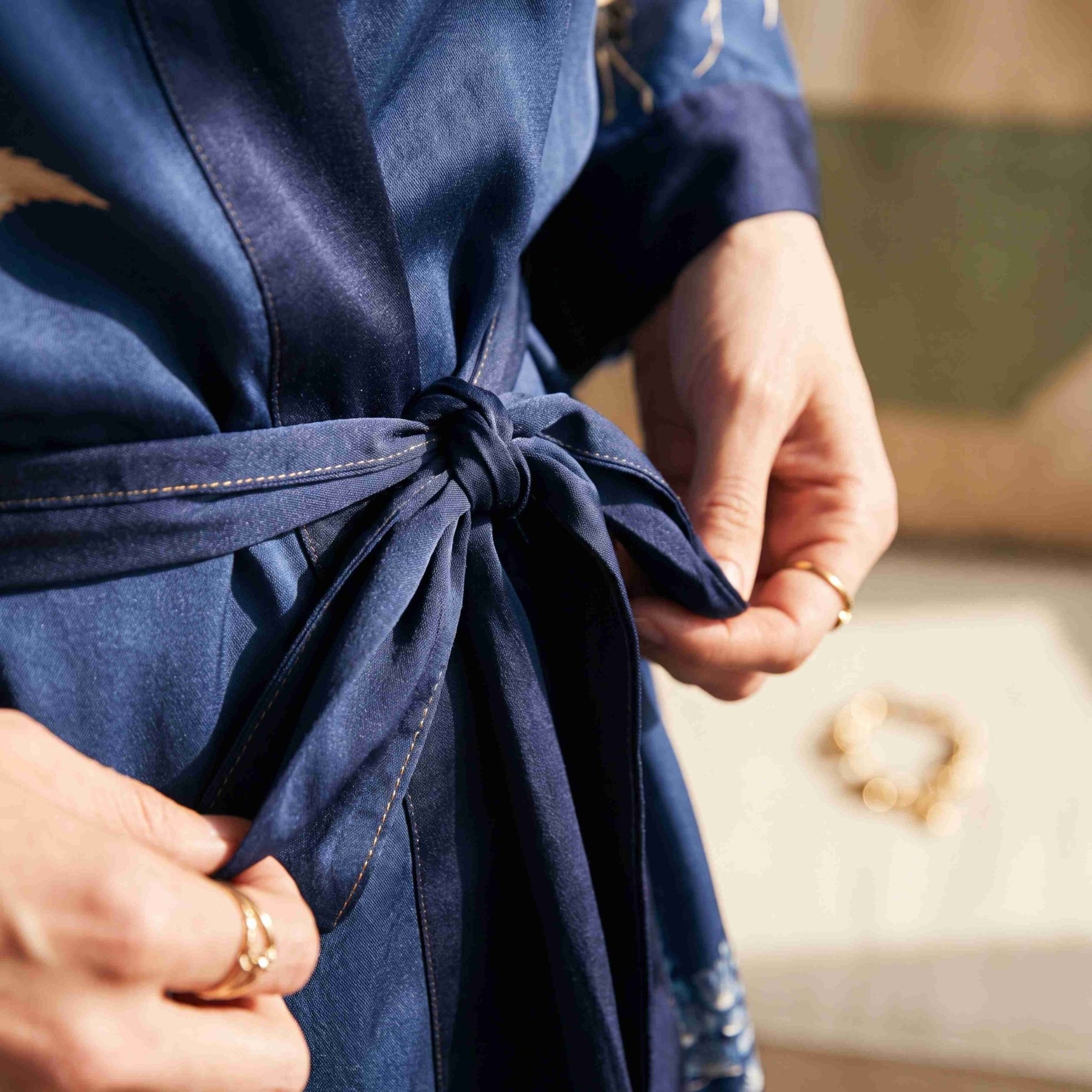 Amaya – Bleu intense : Kimono long de nuit en satin, confort et élégance - Amboria