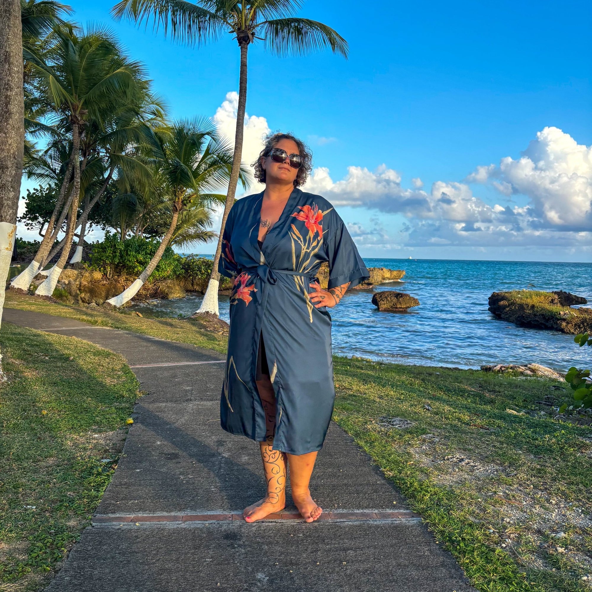 Amaya – Bleu marine : Kimono long de nuit en satin, confort et élégance - Amboria