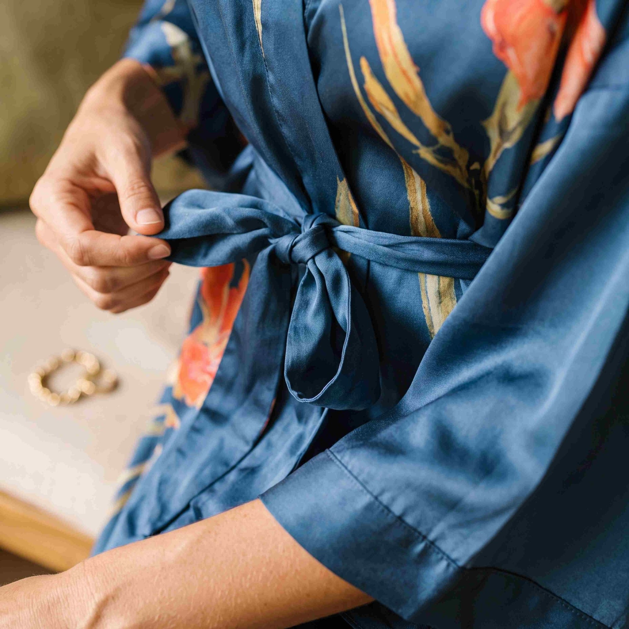 Amaya – Bleu marine : Kimono long de nuit en satin, confort et élégance - Amboria