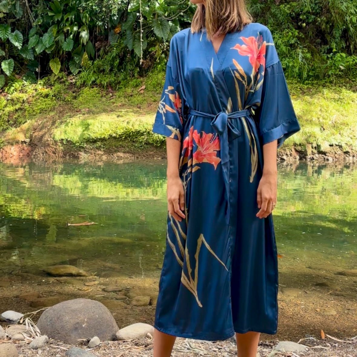 Amaya – Bleu marine : Kimono long de nuit en satin, confort et élégance - Amboria