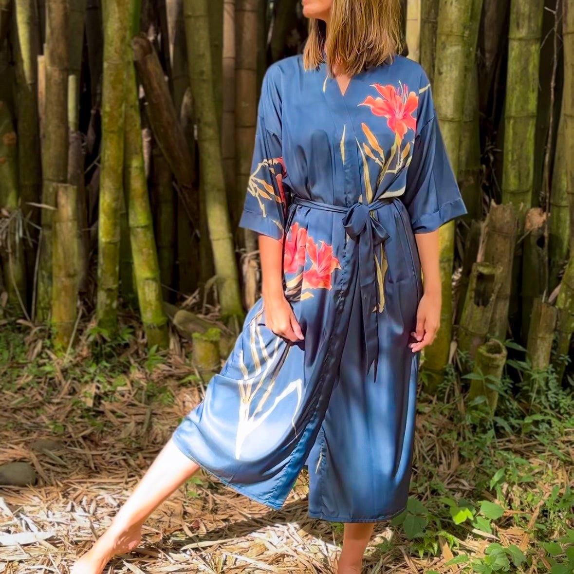 Amaya – Bleu marine : Kimono long de nuit en satin, confort et élégance - Amboria