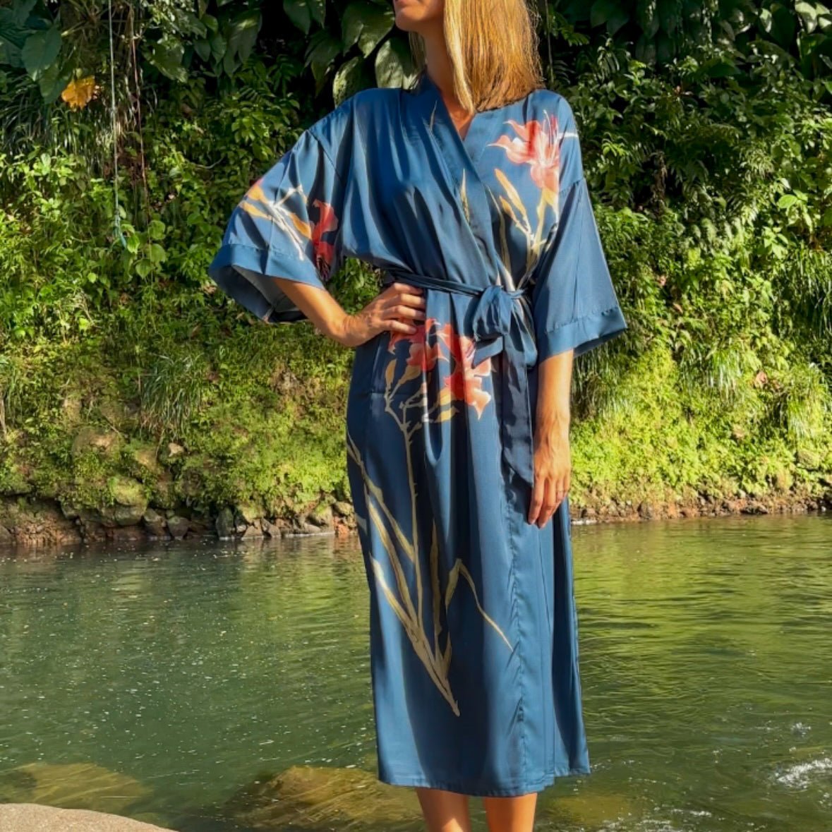 Amaya – Bleu marine : Kimono long de nuit en satin, confort et élégance - Amboria