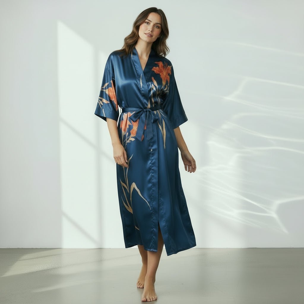 Amaya – Bleu marine : Kimono long de nuit en satin, confort et élégance - Amboria