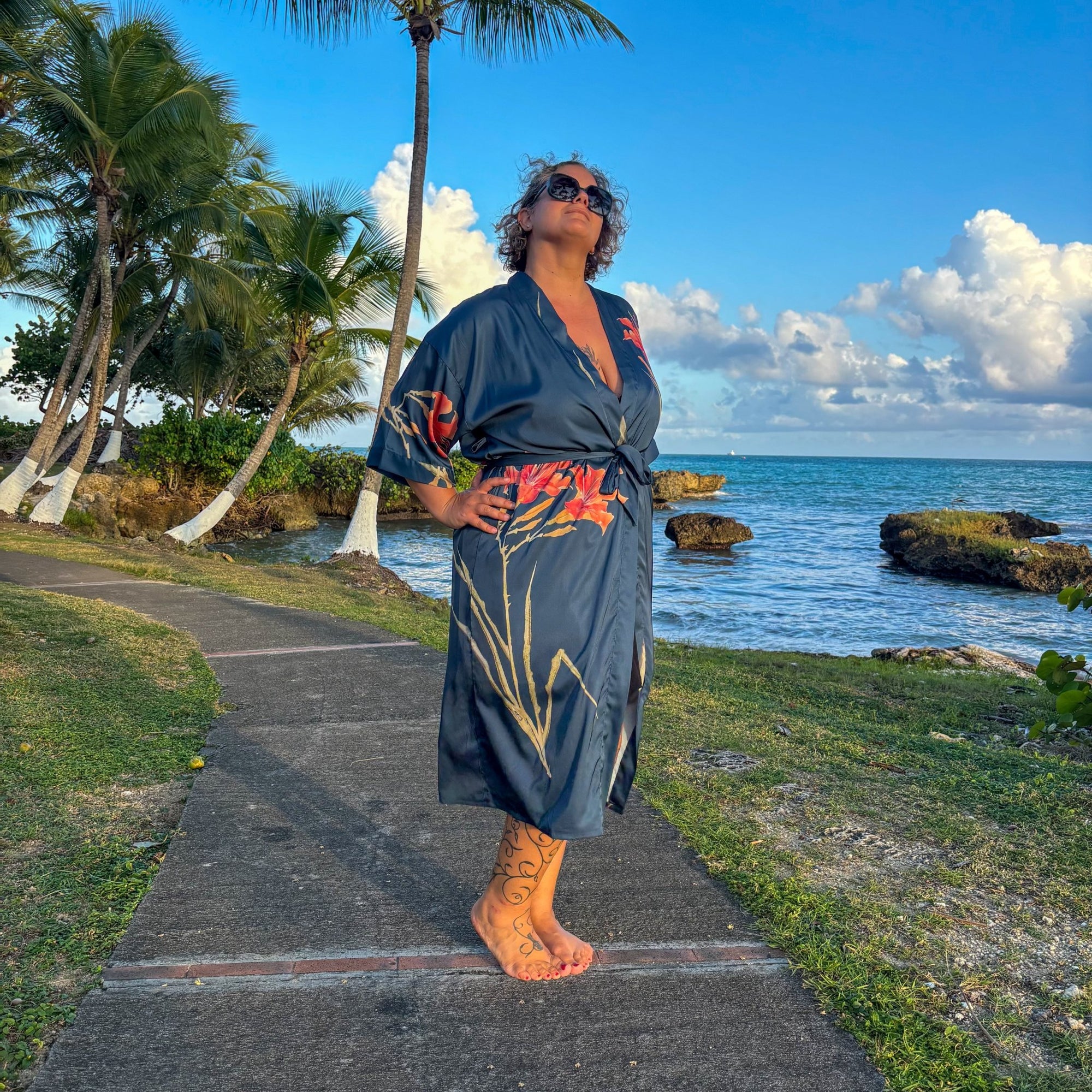 Amaya – Bleu marine : Kimono long de nuit en satin, confort et élégance - Amboria