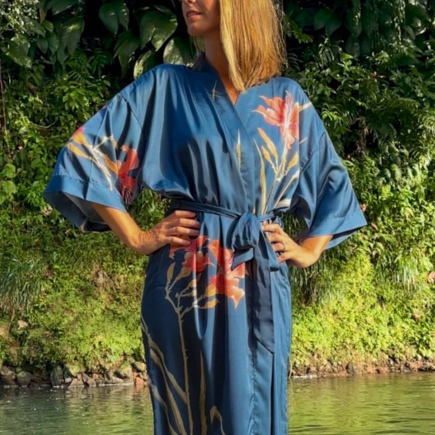 Amaya – Bleu marine : Kimono long de nuit en satin, confort et élégance - Amboria