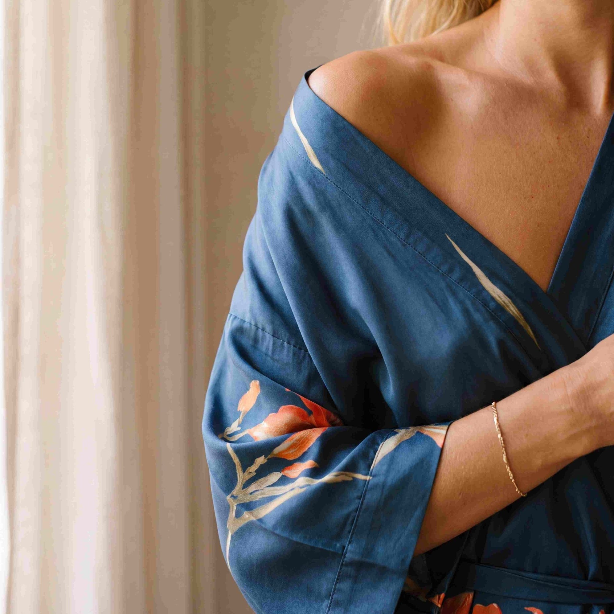 Amaya – Bleu marine : Kimono long de nuit en satin, confort et élégance - Amboria