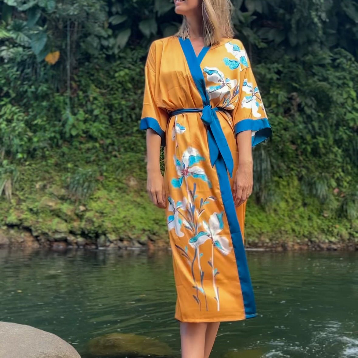 Amaya – Jaune sunset : Kimono long de nuit en satin, confort et élégance - Amboria