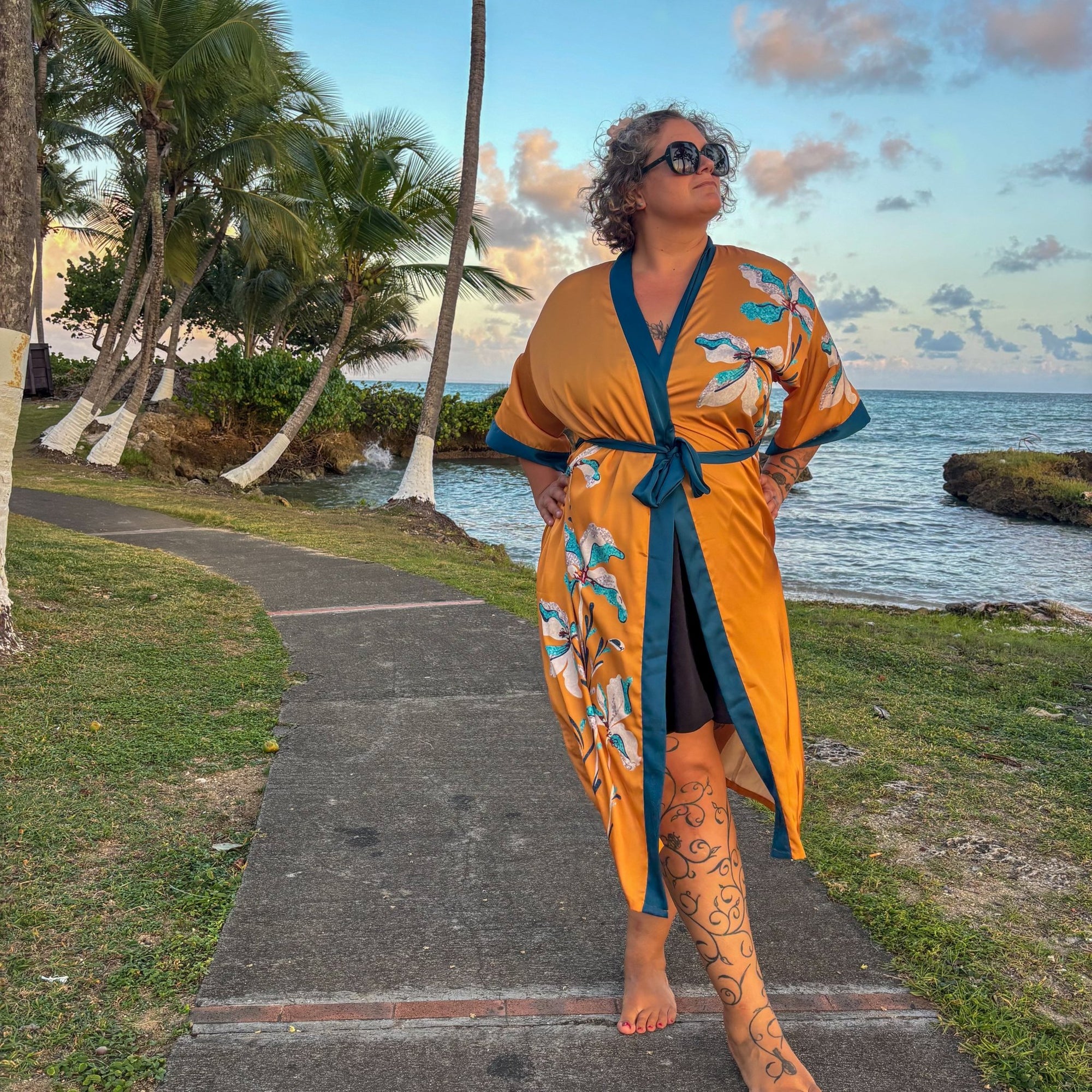 Amaya – Jaune sunset : Kimono long de nuit en satin, confort et élégance - Amboria