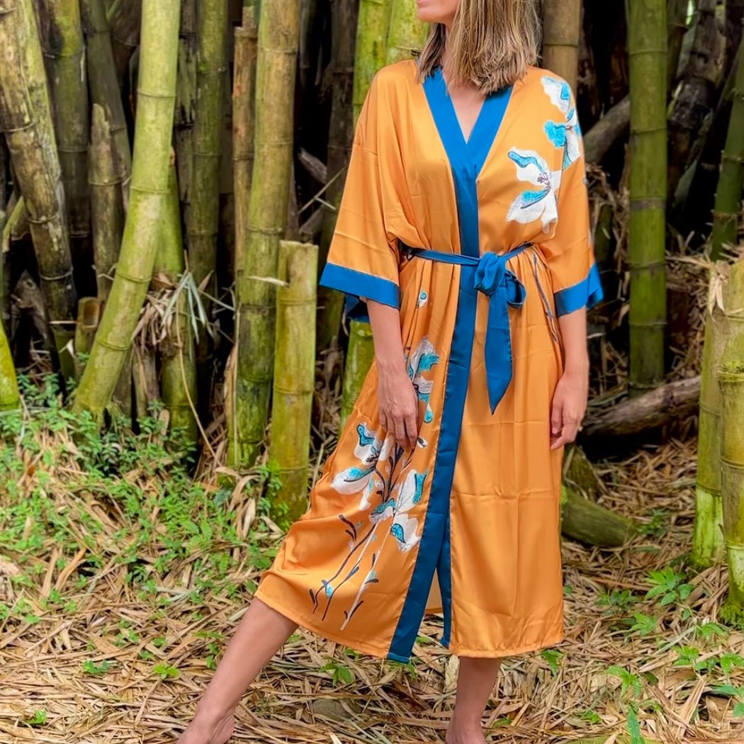Amaya – Jaune sunset : Kimono long de nuit en satin, confort et élégance - Amboria
