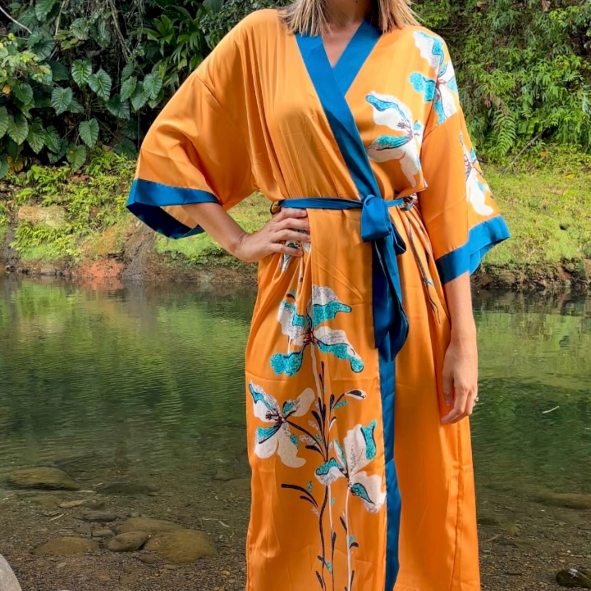 Amaya – Jaune sunset : Kimono long de nuit en satin, confort et élégance - Amboria