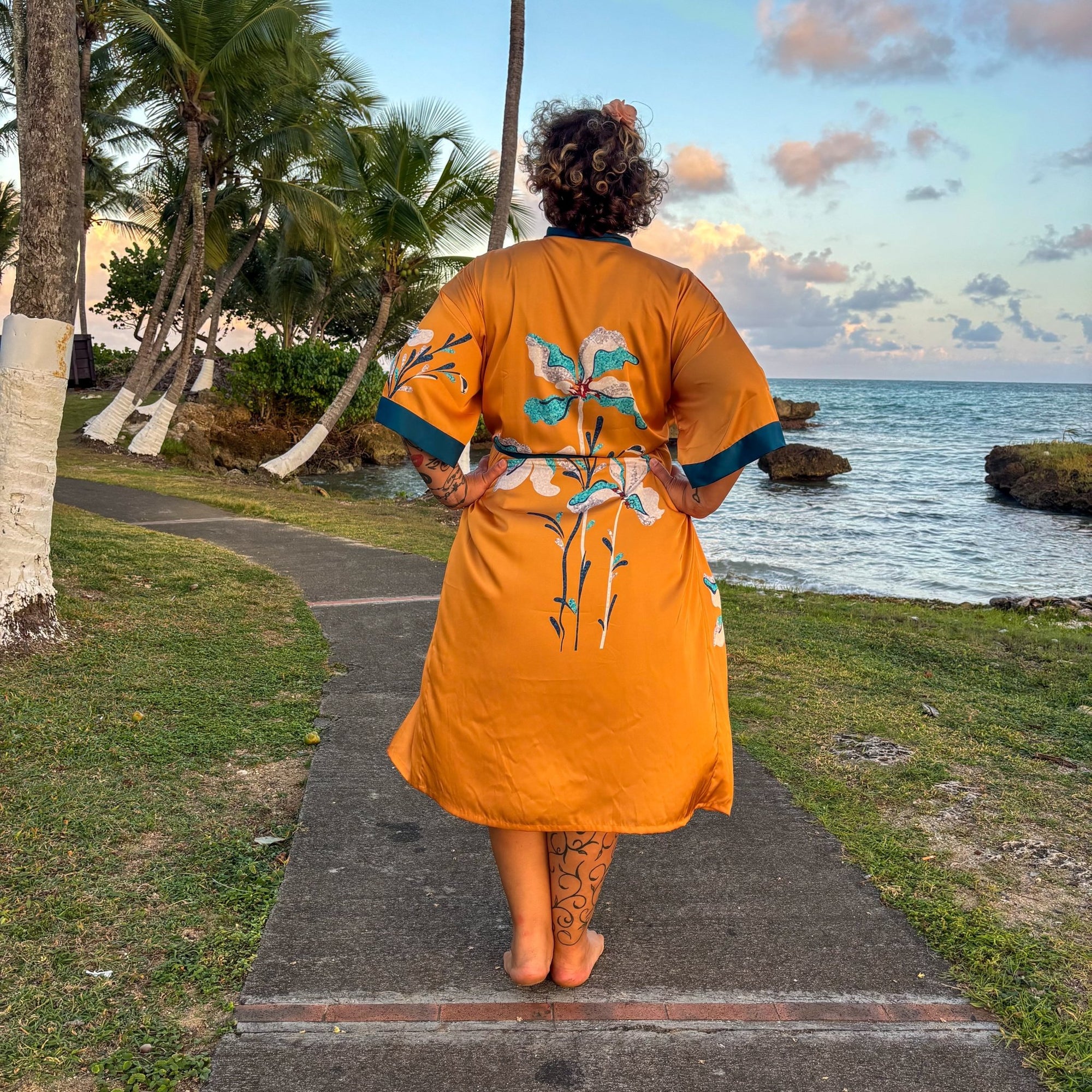 Amaya – Jaune sunset : Kimono long de nuit en satin, confort et élégance - Amboria