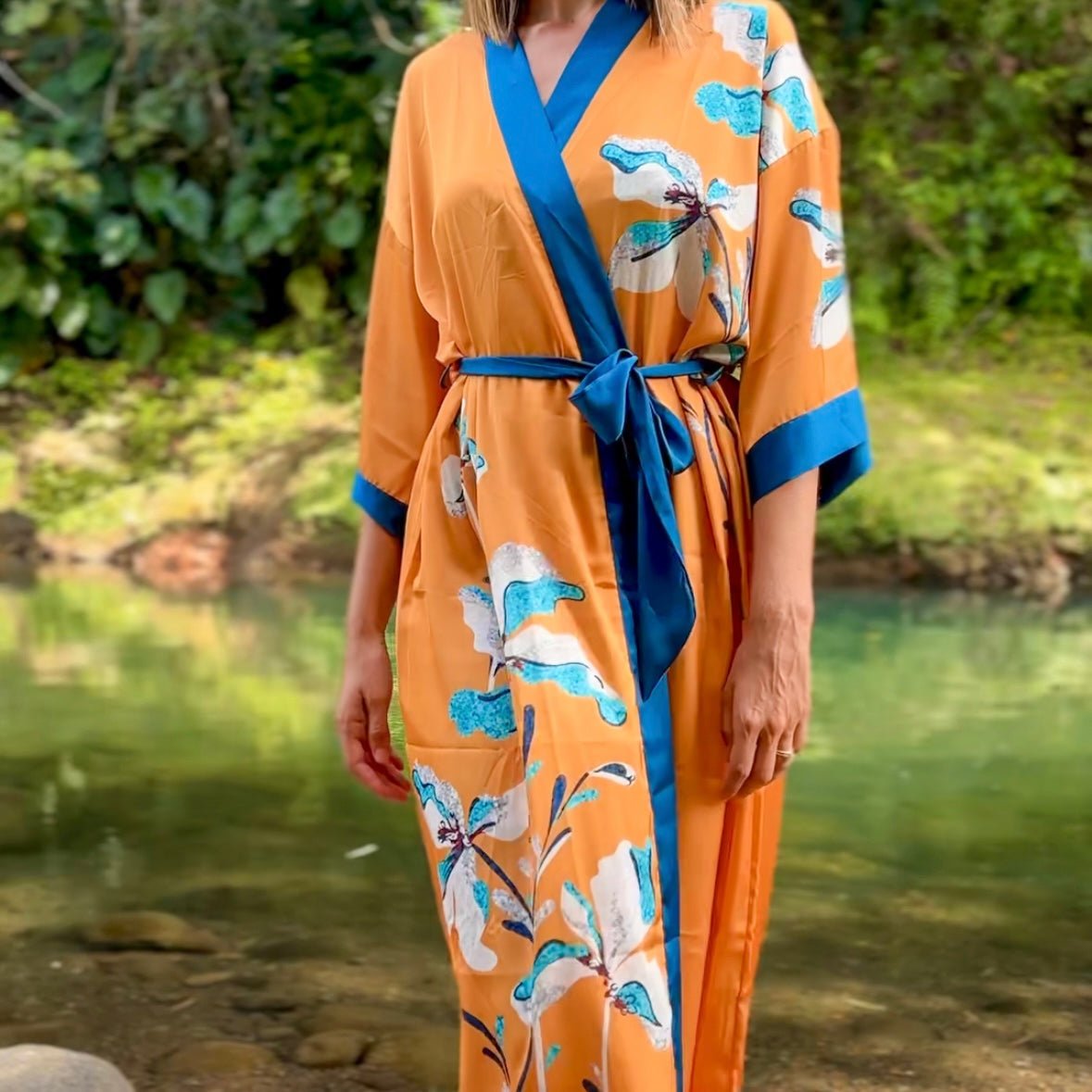 Amaya – Jaune sunset : Kimono long de nuit en satin, confort et élégance - Amboria