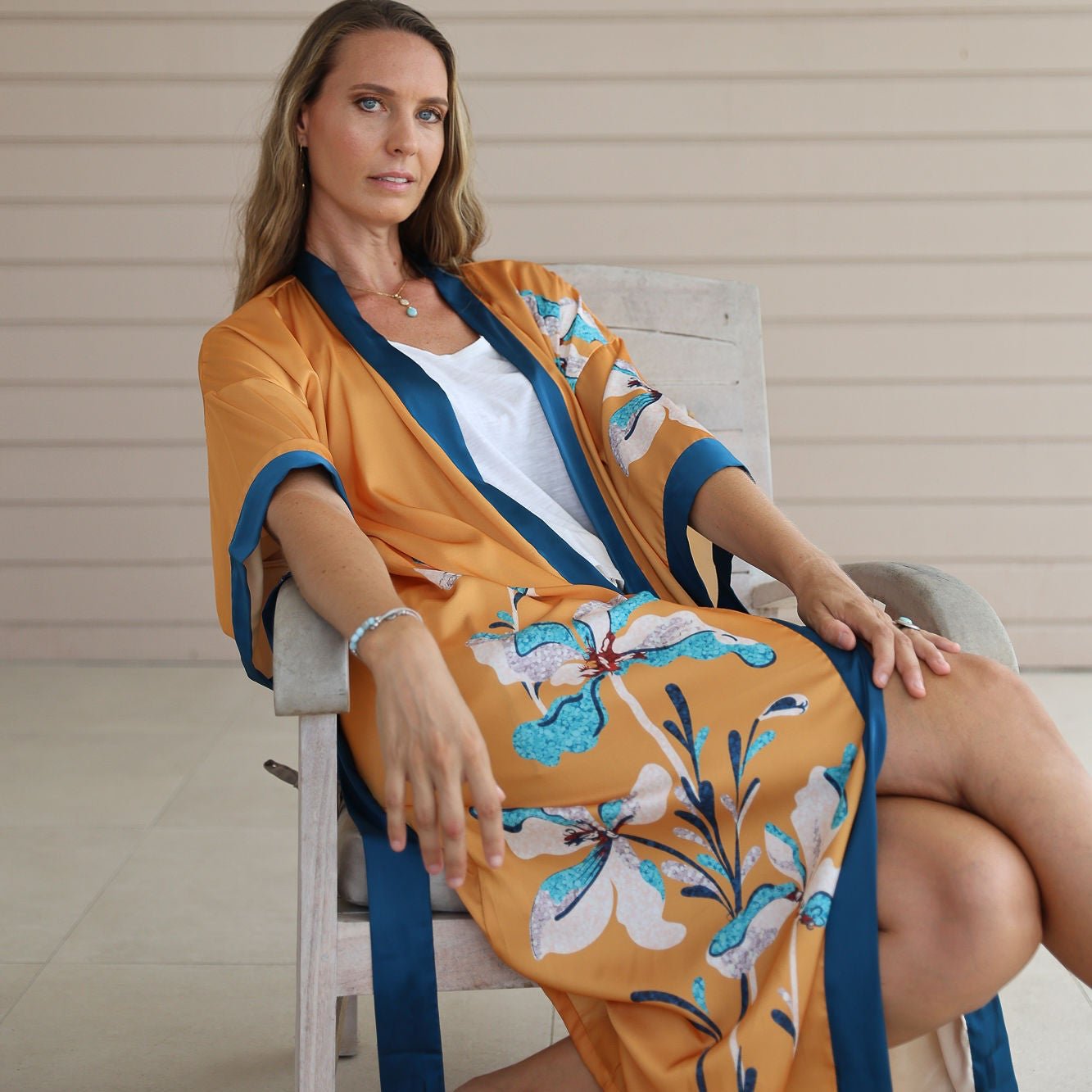 Amaya – Jaune sunset : Kimono long de nuit en satin, confort et élégance - Amboria