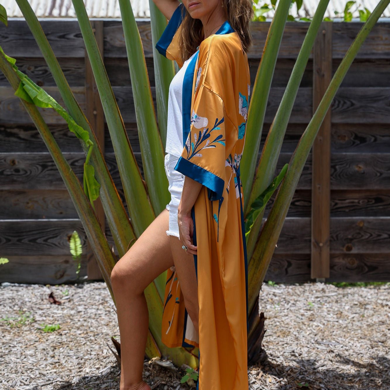 Amaya – Jaune sunset : Kimono long de nuit en satin, confort et élégance - Amboria