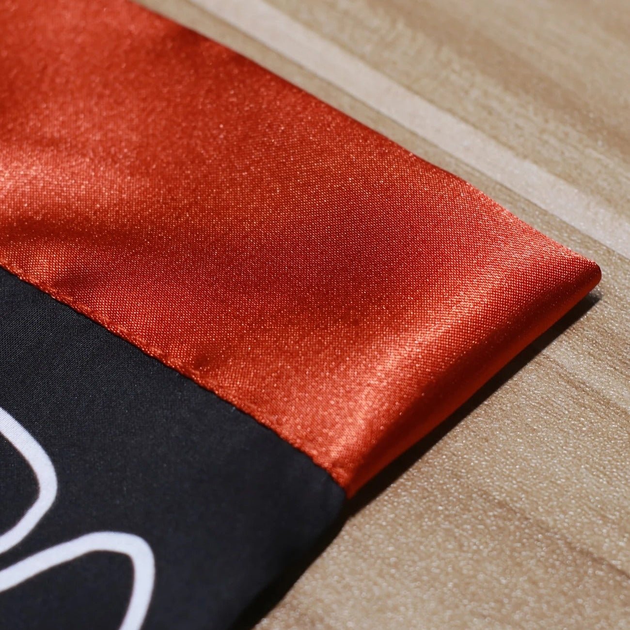 Amaya - Noir félin : Kimono long de nuit en satin, confort et élégance - Amboria