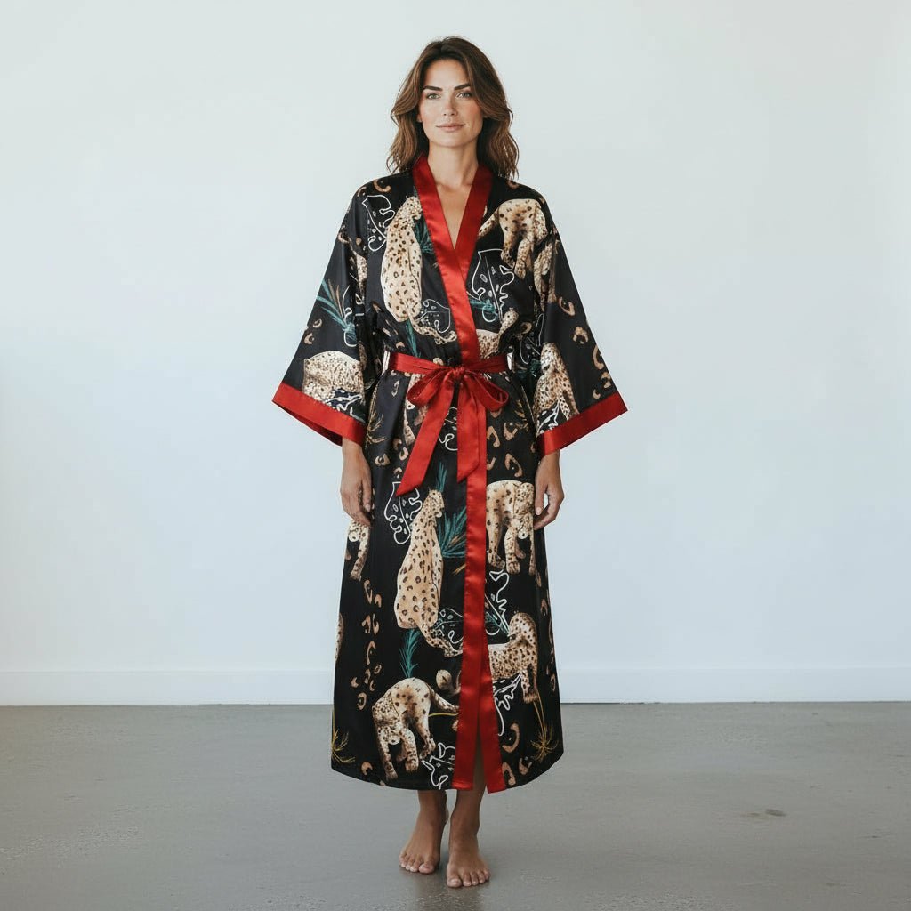 Amaya - Noir félin : Kimono long de nuit en satin, confort et élégance - Amboria