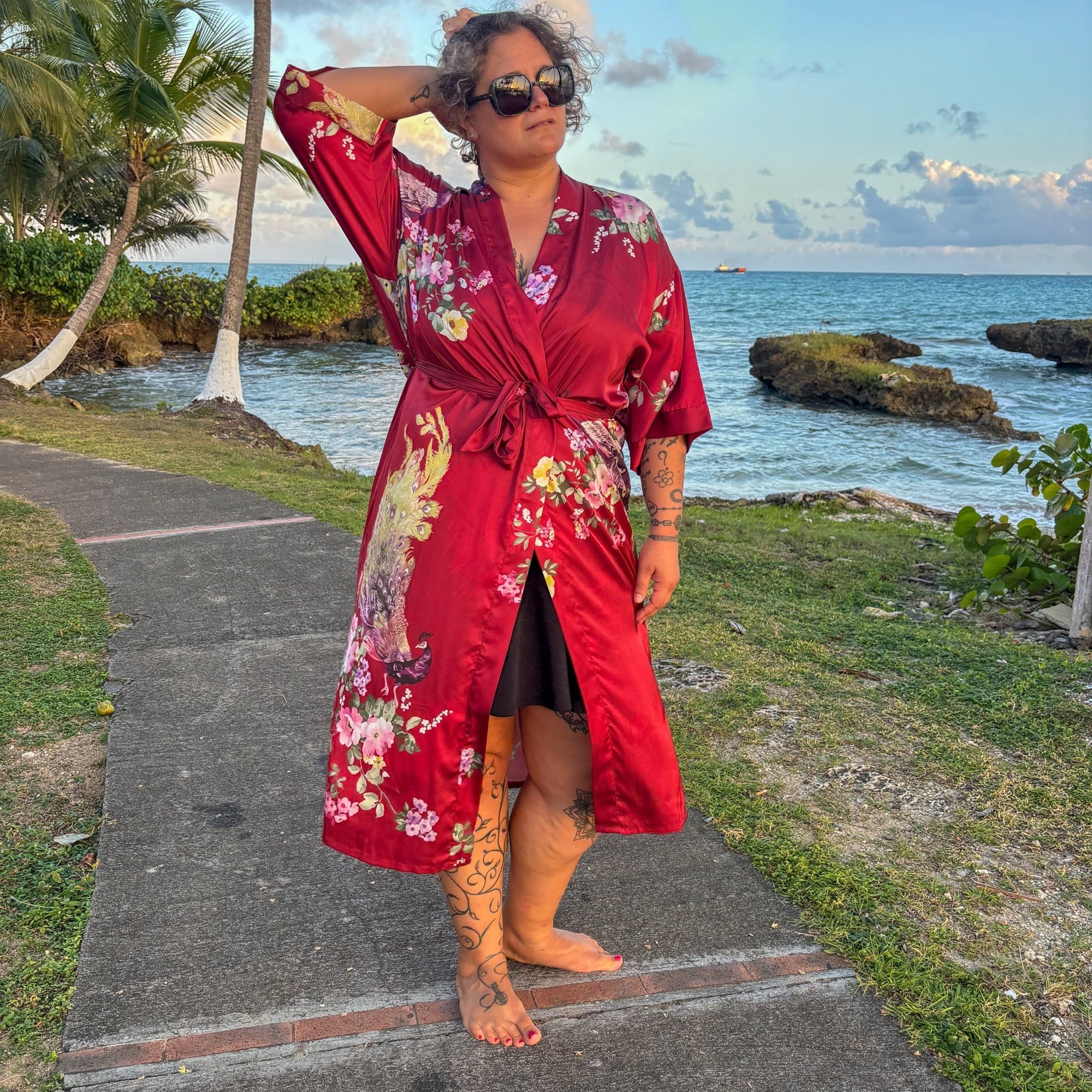 Amaya – Rouge intense : Kimono long de nuit en satin, confort et élégance - Amboria
