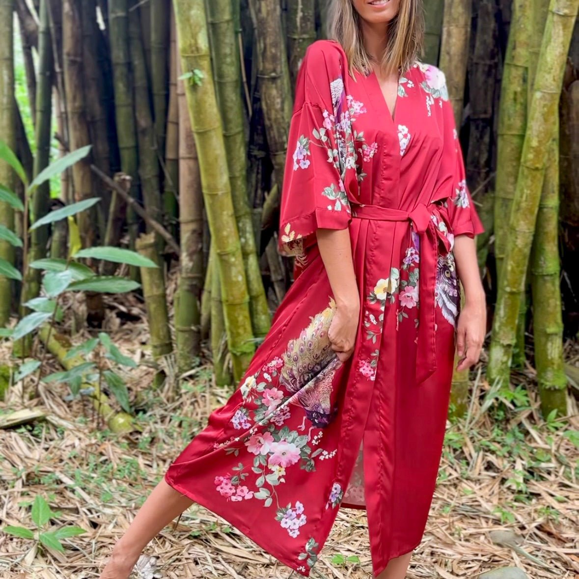 Amaya – Rouge intense : Kimono long de nuit en satin, confort et élégance - Amboria