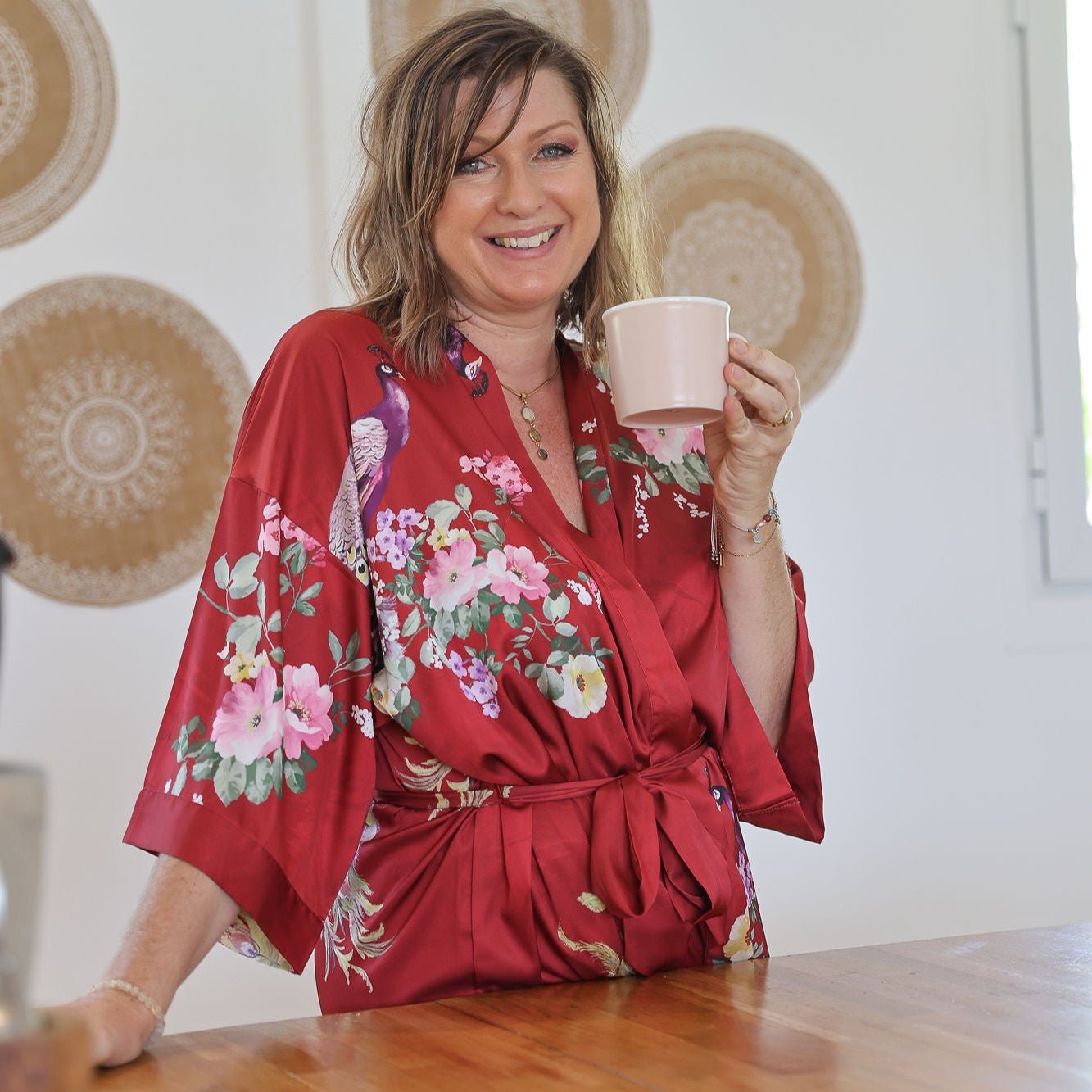 Amaya – Rouge intense : Kimono long de nuit en satin, confort et élégance - Amboria