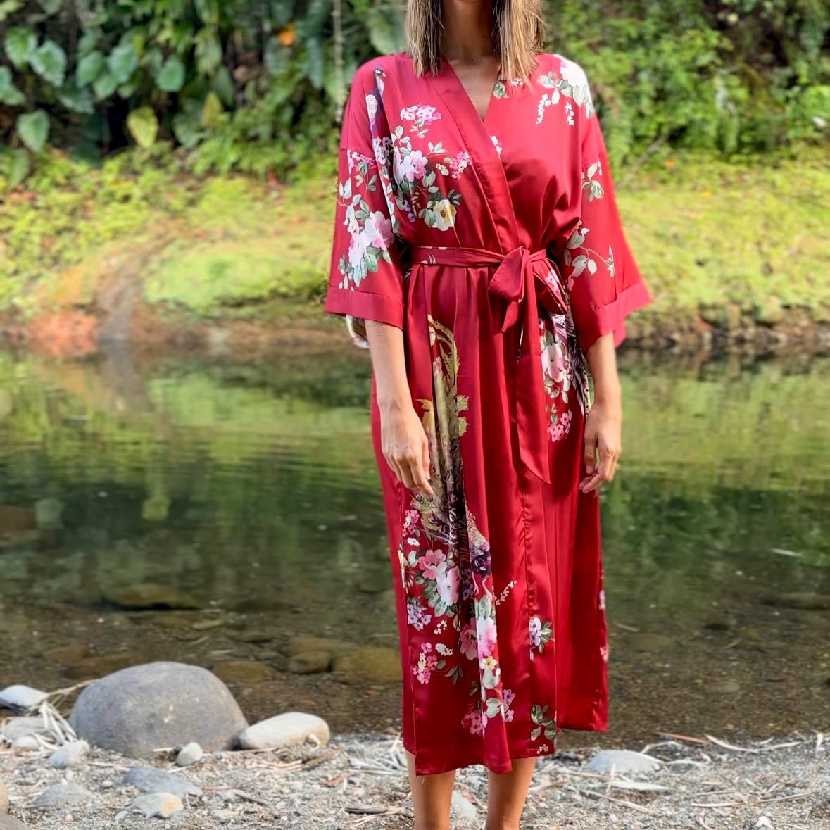 Amaya – Rouge intense : Kimono long de nuit en satin, confort et élégance - Amboria