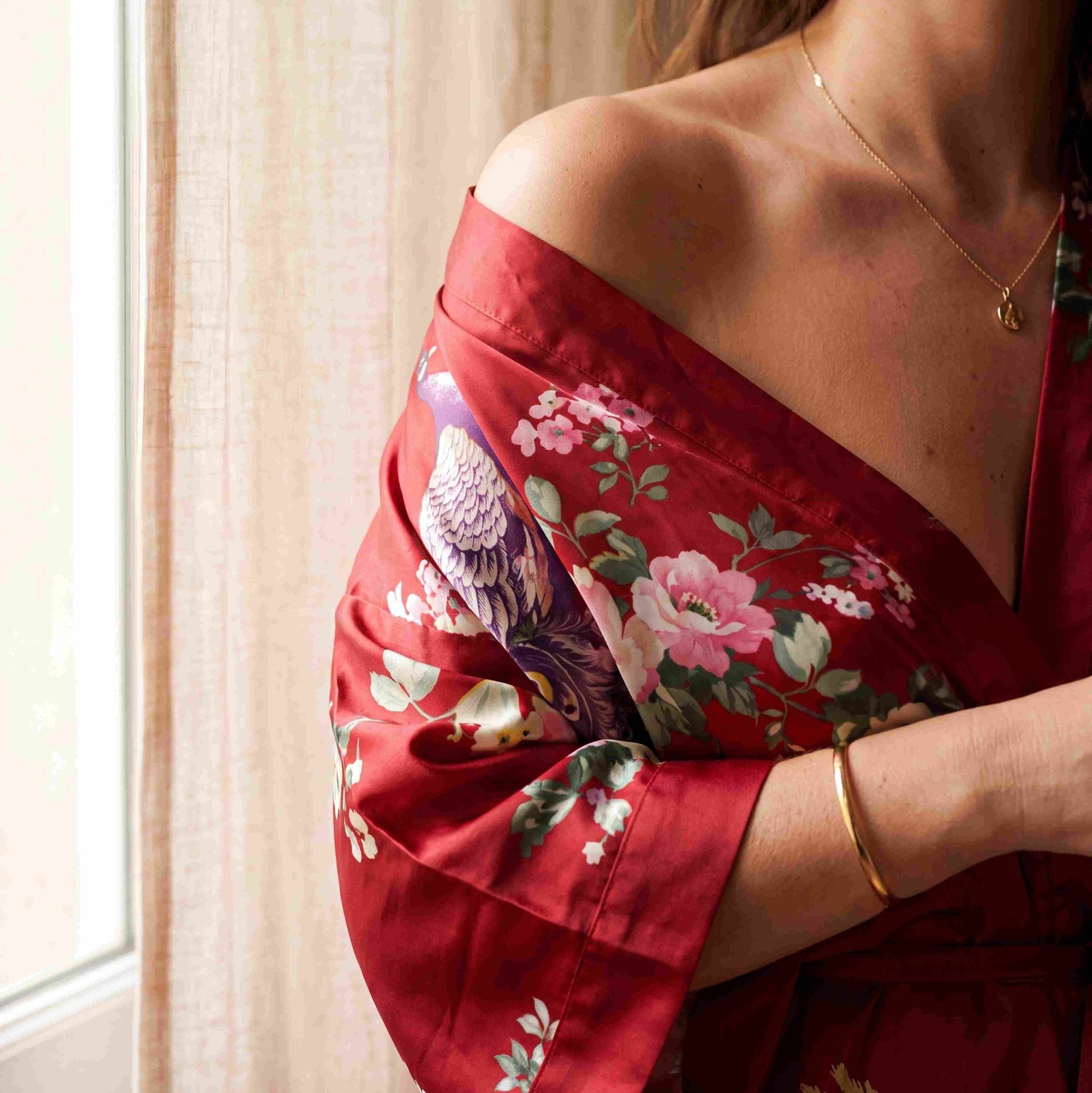 Amaya – Rouge intense : Kimono long de nuit en satin, confort et élégance - Amboria