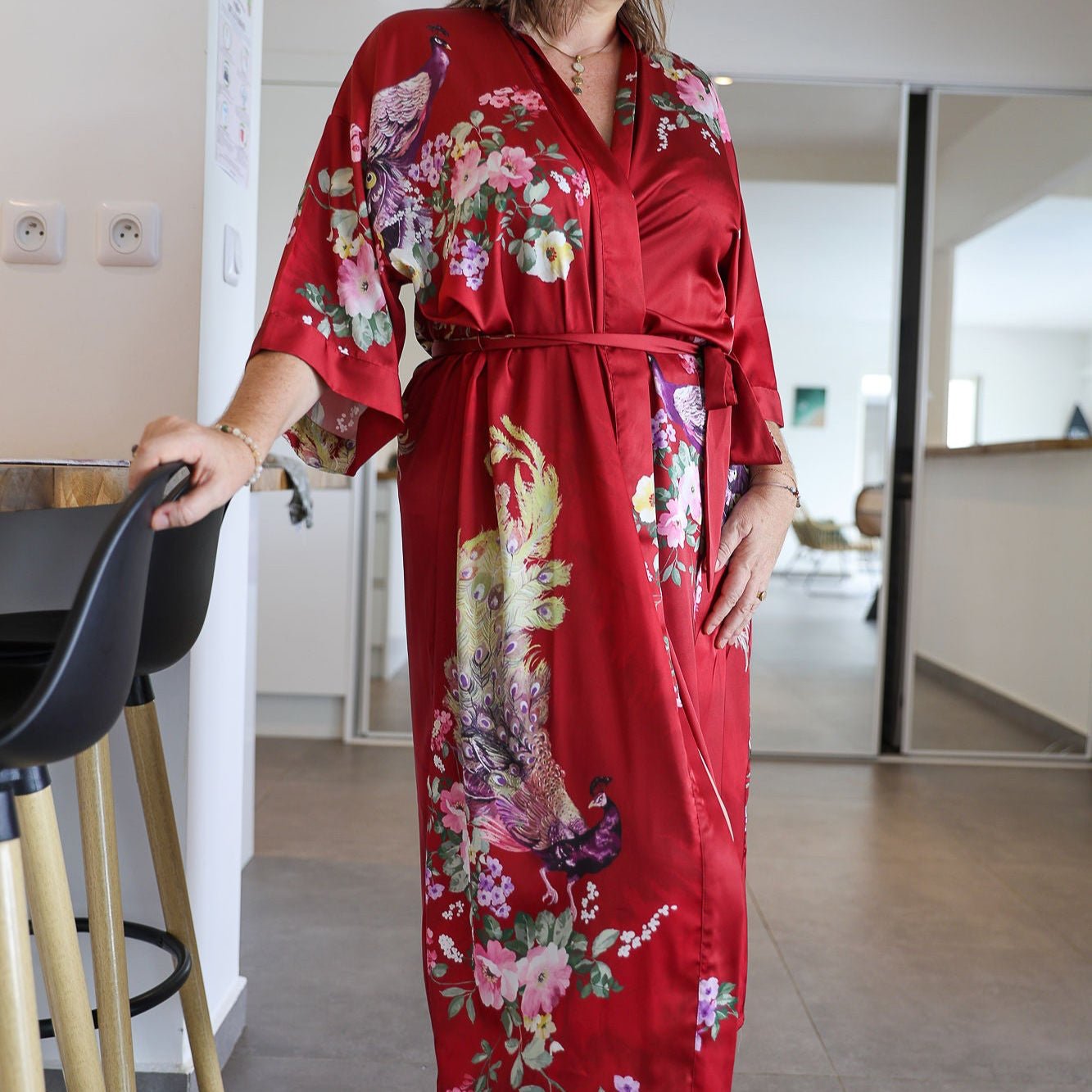 Amaya – Rouge intense : Kimono long de nuit en satin, confort et élégance - Amboria
