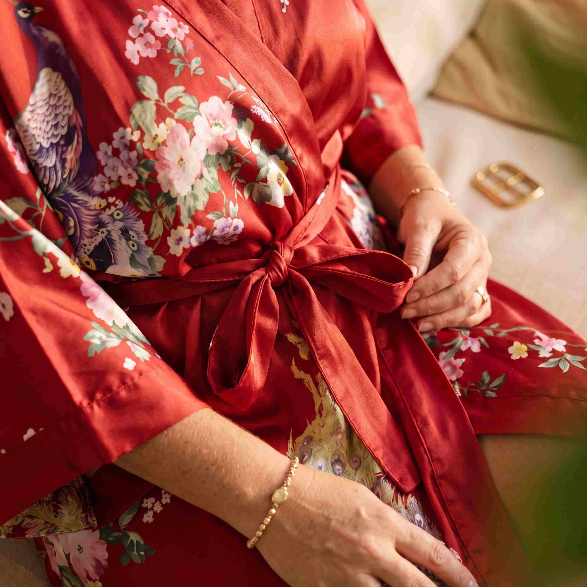 Amaya – Rouge intense : Kimono long de nuit en satin, confort et élégance - Amboria