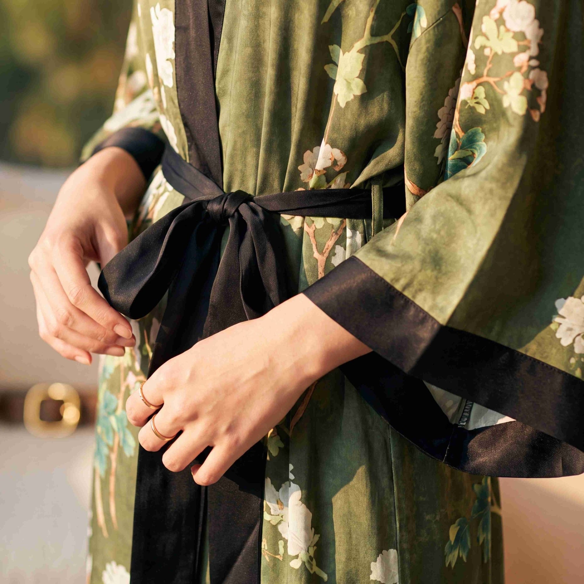 Amaya - Vert Noir : Kimono long de nuit en satin, confort et élégance - Amboria