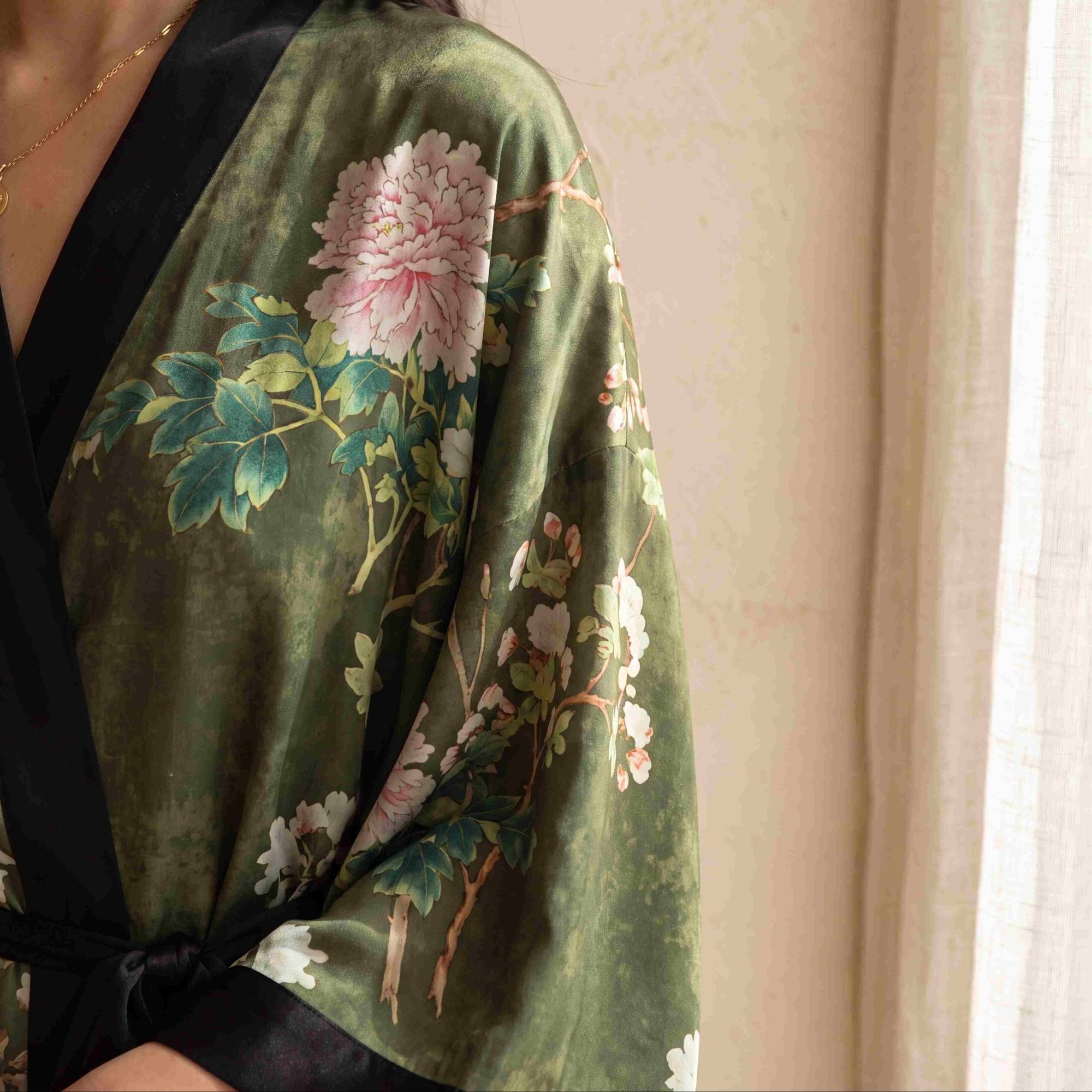 Amaya - Vert Noir : Kimono long de nuit en satin, confort et élégance - Amboria