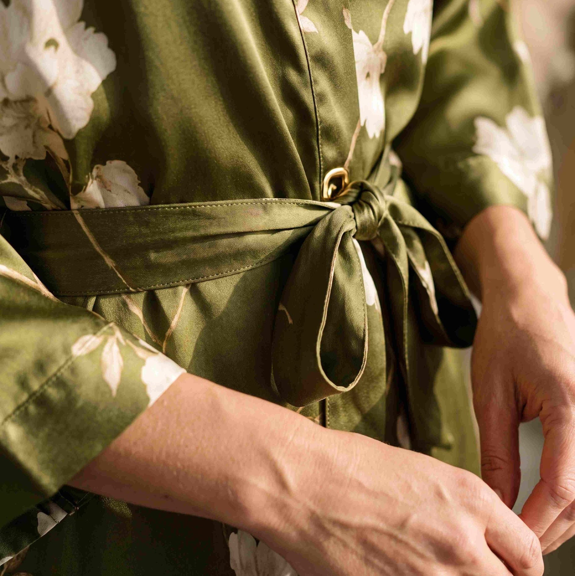 Amaya - Vert olive : Kimono long de nuit en satin, confort et élégance - Amboria